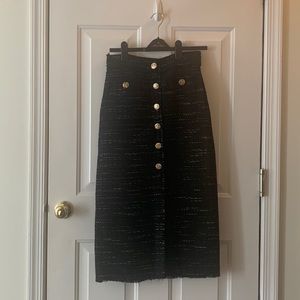 I’m selling these new Zara buttoned pencil skirt. New with the tag. Never worn